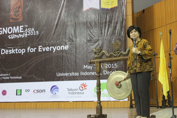 Mrs. Mirna Adriani and the gong :D - Taken by GNOME Asia Summit 2015 Local Committee  – https://creativecommons.org/licenses/by-nc/2.0/