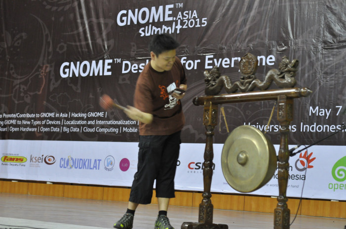 Look at Max! he is so excited to hit that gong! - Taken by GNOME Asia Summit 2015 Local Committee  – https://creativecommons.org/licenses/by-nc/2.0/