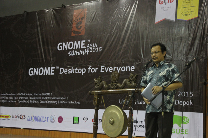 Mr. Aidil and his tablet - Taken by GNOME Asia Summit 2015 Local Committee  – https://creativecommons.org/licenses/by-nc/2.0/